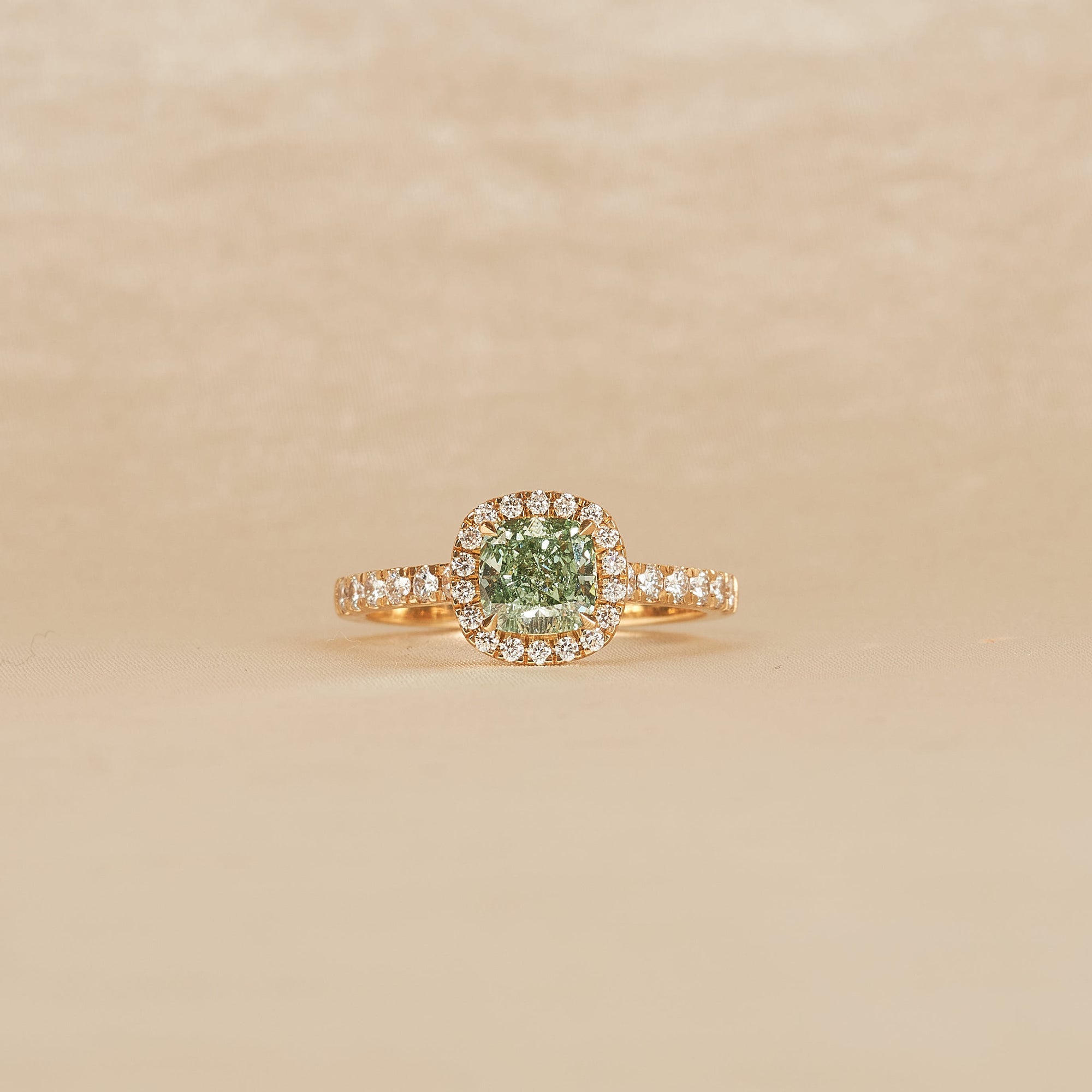 Clara - In Stock - Cushion Halo Lab Grown Diamond Ring with Pave Band and Green Diamond - 18K Yellow Gold - 1,42 ct