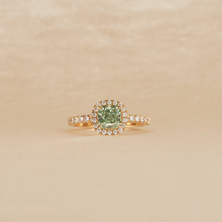 Clara - In Stock - Cushion Halo Lab Grown Diamond Ring with Pave Band and Green Diamond - 18K Yellow Gold - 1,42 ct