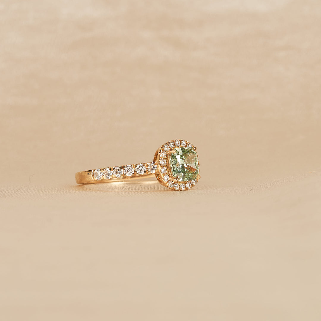 Clara - In Stock - Cushion Halo Lab Grown Diamond Ring with Pave Band and Green Diamond - 18K Yellow Gold - 1,42 ct