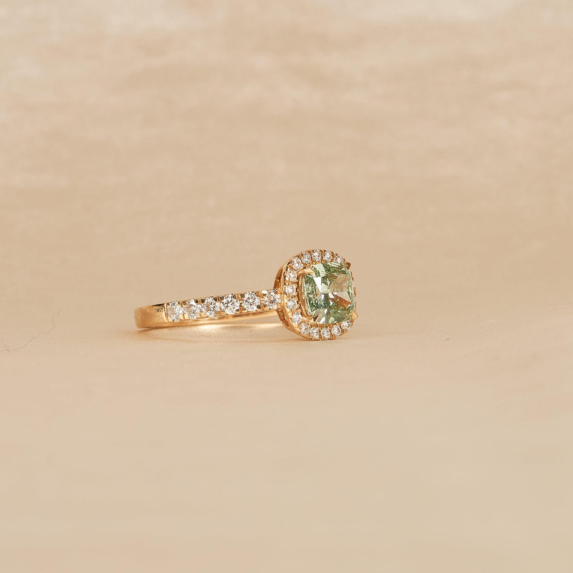 Clara - In Stock - Cushion Halo Lab Grown Diamond Ring with Pave Band and Green Diamond - 18K Yellow Gold - 1,42 ct