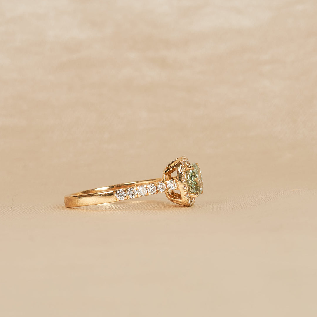 Clara - In Stock - Cushion Halo Lab Grown Diamond Ring with Pave Band and Green Diamond - 18K Yellow Gold - 1,42 ct