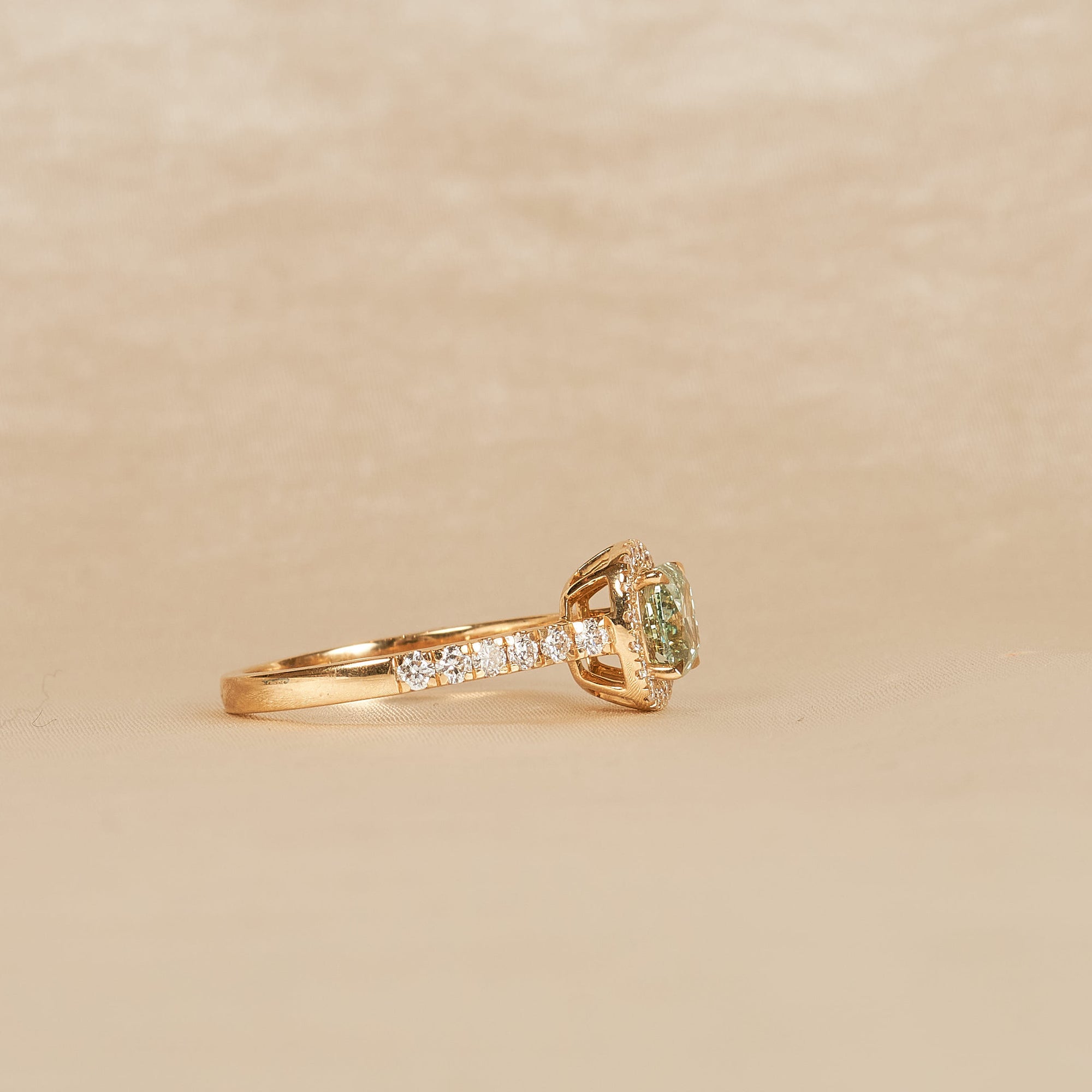 Clara - In Stock - Cushion Halo Lab Grown Diamond Ring with Pave Band and Green Diamond - 18K Yellow Gold - 1,42 ct