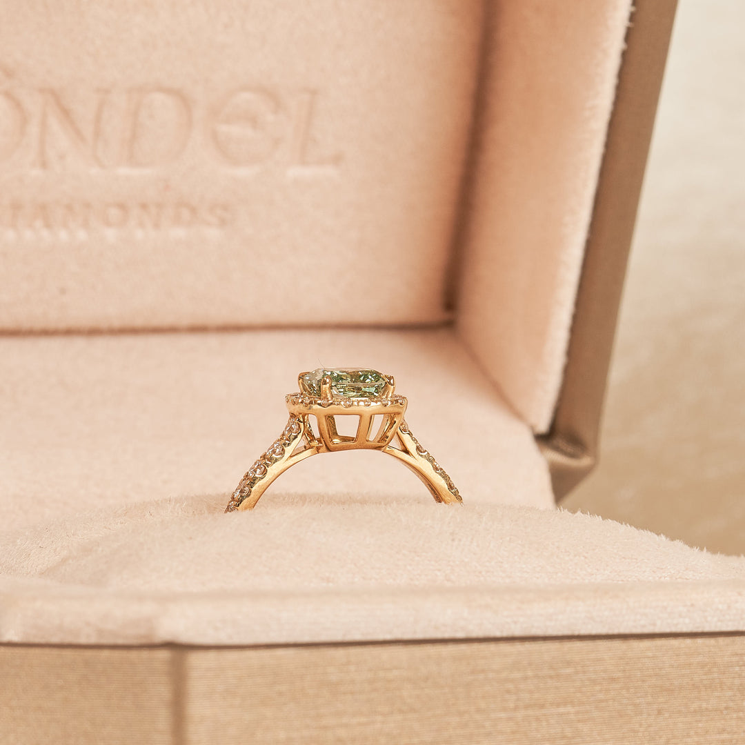 Clara - In Stock - Cushion Halo Lab Grown Diamond Ring with Pave Band and Green Diamond - 18K Yellow Gold - 1,42 ct