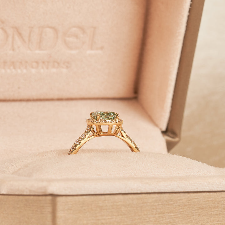 Clara - In Stock - Cushion Halo Lab Grown Diamond Ring with Pave Band and Green Diamond - 18K Yellow Gold - 1,42 ct