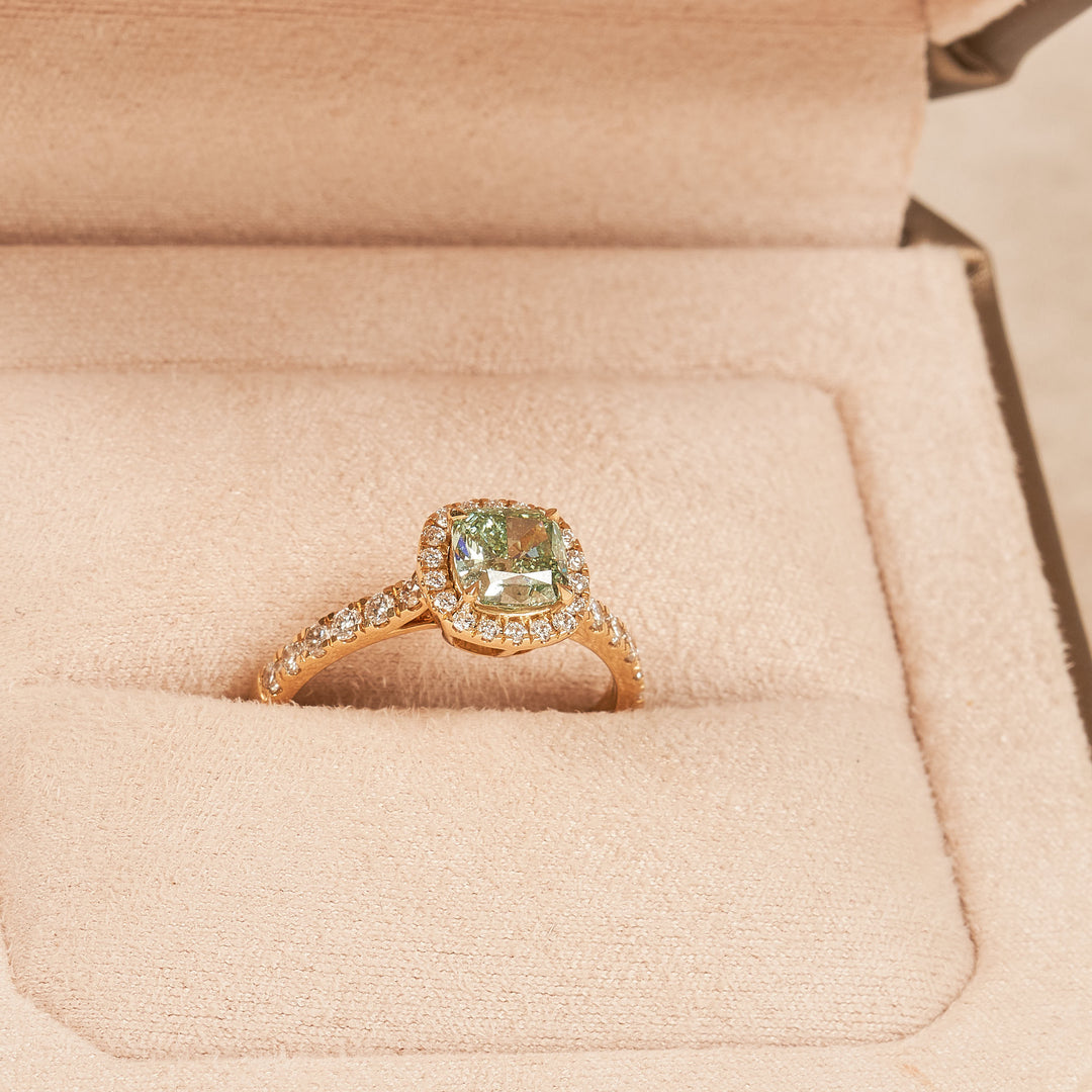 Clara - In Stock - Cushion Halo Lab Grown Diamond Ring with Pave Band and Green Diamond - 18K Yellow Gold - 1,42 ct