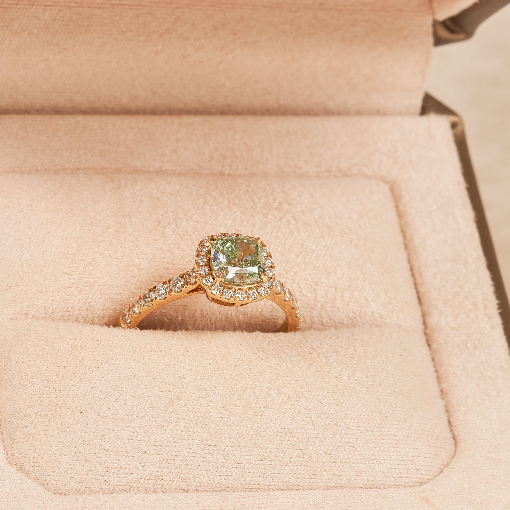 Clara - In Stock - Cushion Halo Lab Grown Diamond Ring with Pave Band and Green Diamond - 18K Yellow Gold - 1,42 ct