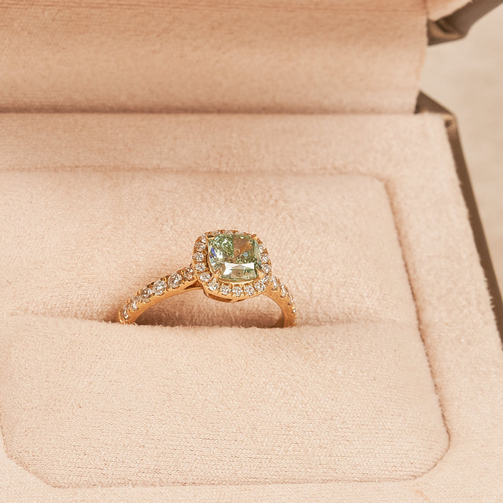 Clara - In Stock - Cushion Halo Lab Grown Diamond Ring with Pave Band and Green Diamond - 18K Yellow Gold - 1,42 ct