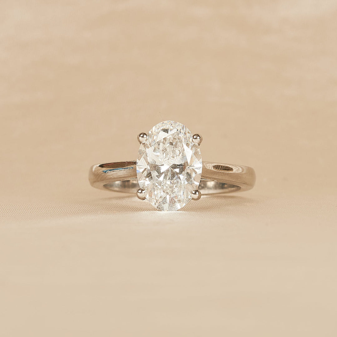 Sabrina - En stock - Anillo solitario ovalado con diamante cultivado en laboratorio y engaste tipo catedral.