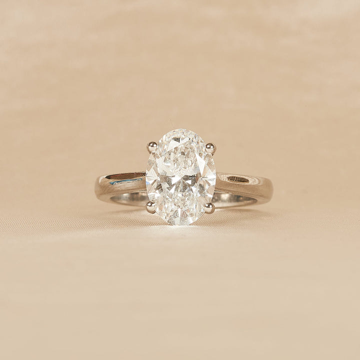 Sabrina - En stock - Anillo solitario ovalado con diamante cultivado en laboratorio y engaste tipo catedral.