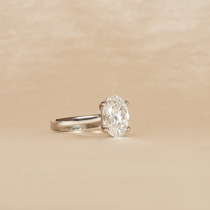 Sabrina - En stock - Anillo solitario ovalado con diamante cultivado en laboratorio y engaste tipo catedral.