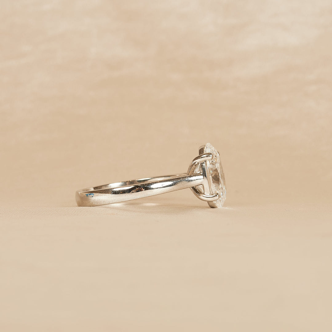 Sabrina - En stock - Anillo solitario ovalado con diamante cultivado en laboratorio y engaste tipo catedral.