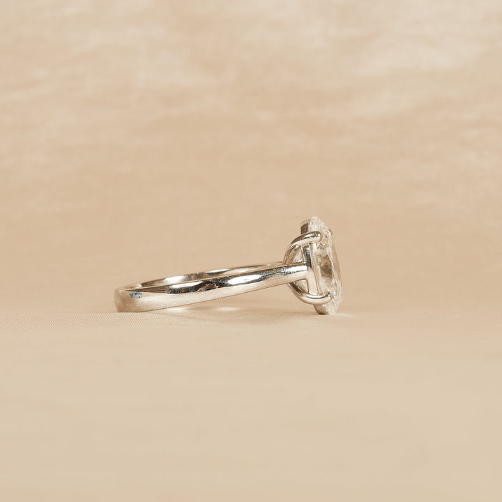 Sabrina - En stock - Anillo solitario ovalado con diamante cultivado en laboratorio y engaste tipo catedral.