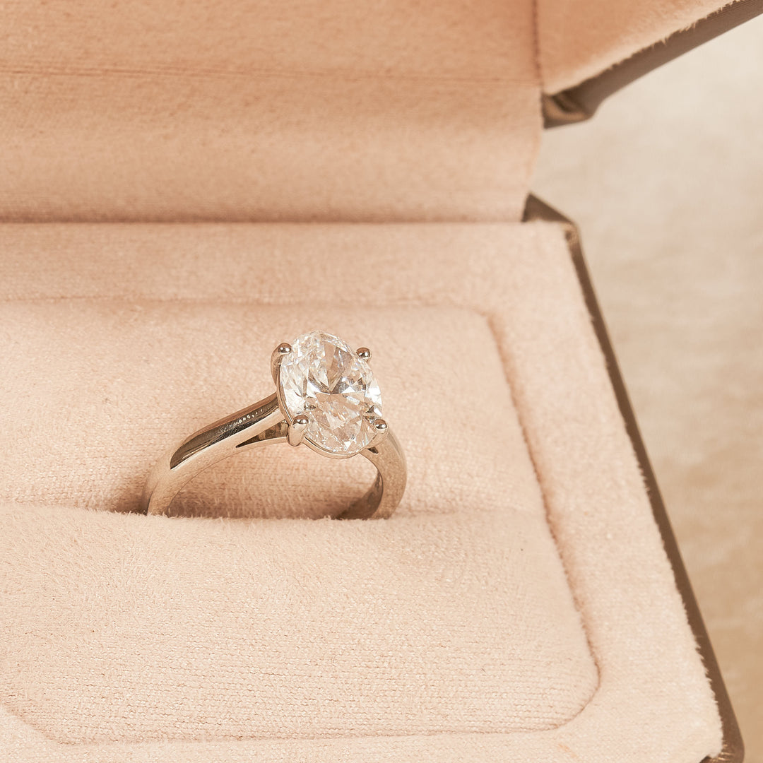 Sabrina - En stock - Anillo solitario ovalado con diamante cultivado en laboratorio y engaste tipo catedral.