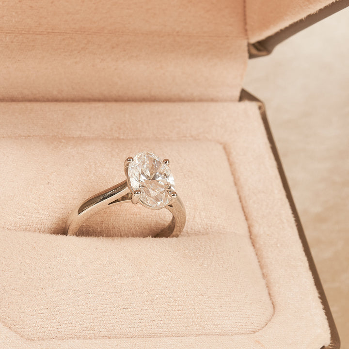 Sabrina - En stock - Anillo solitario ovalado con diamante cultivado en laboratorio y engaste tipo catedral.