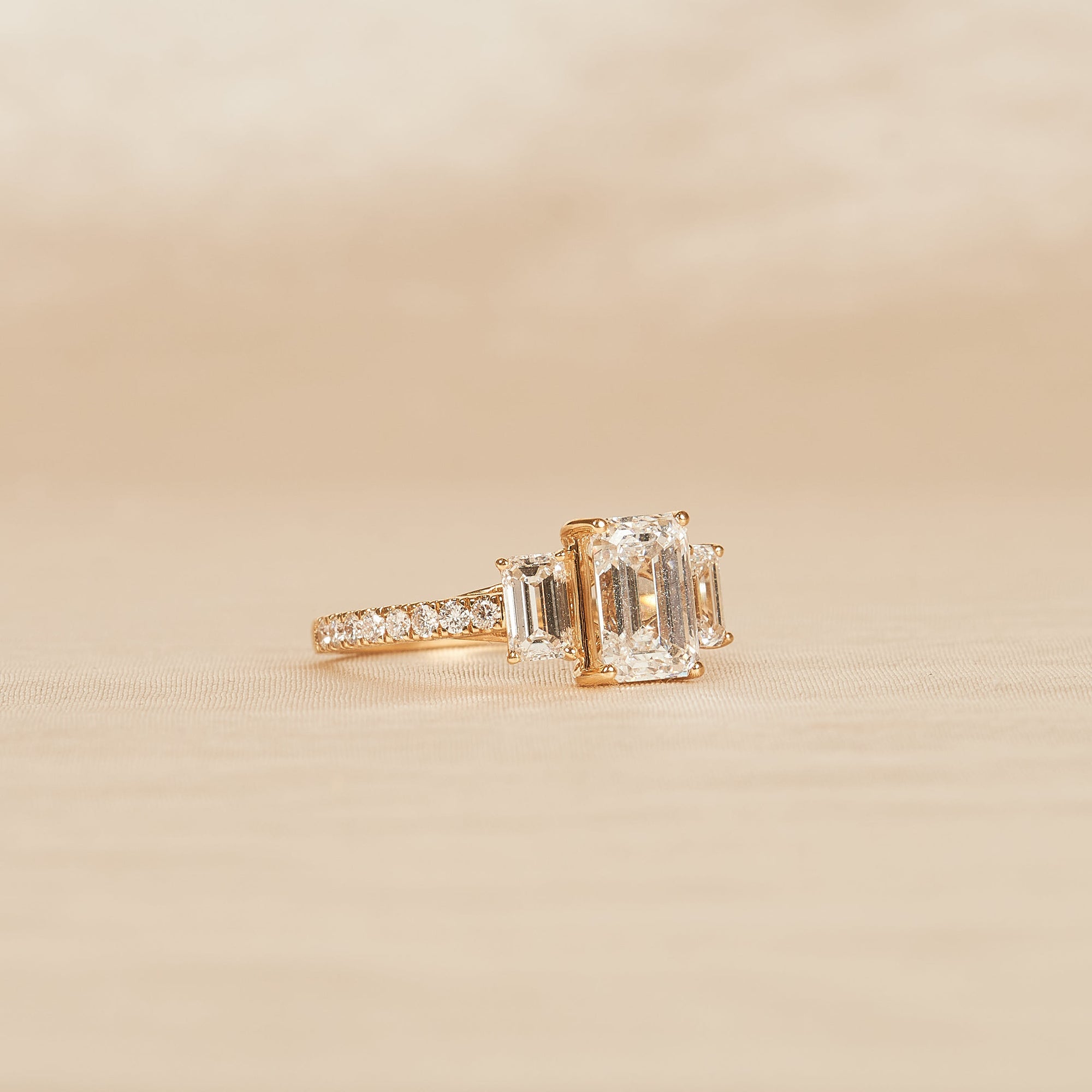 Georgia - In Stock - Emerald Trilogy Lab Grown Diamond Ring with Pave Band - 18K Yellow Gold - 2,45 ct