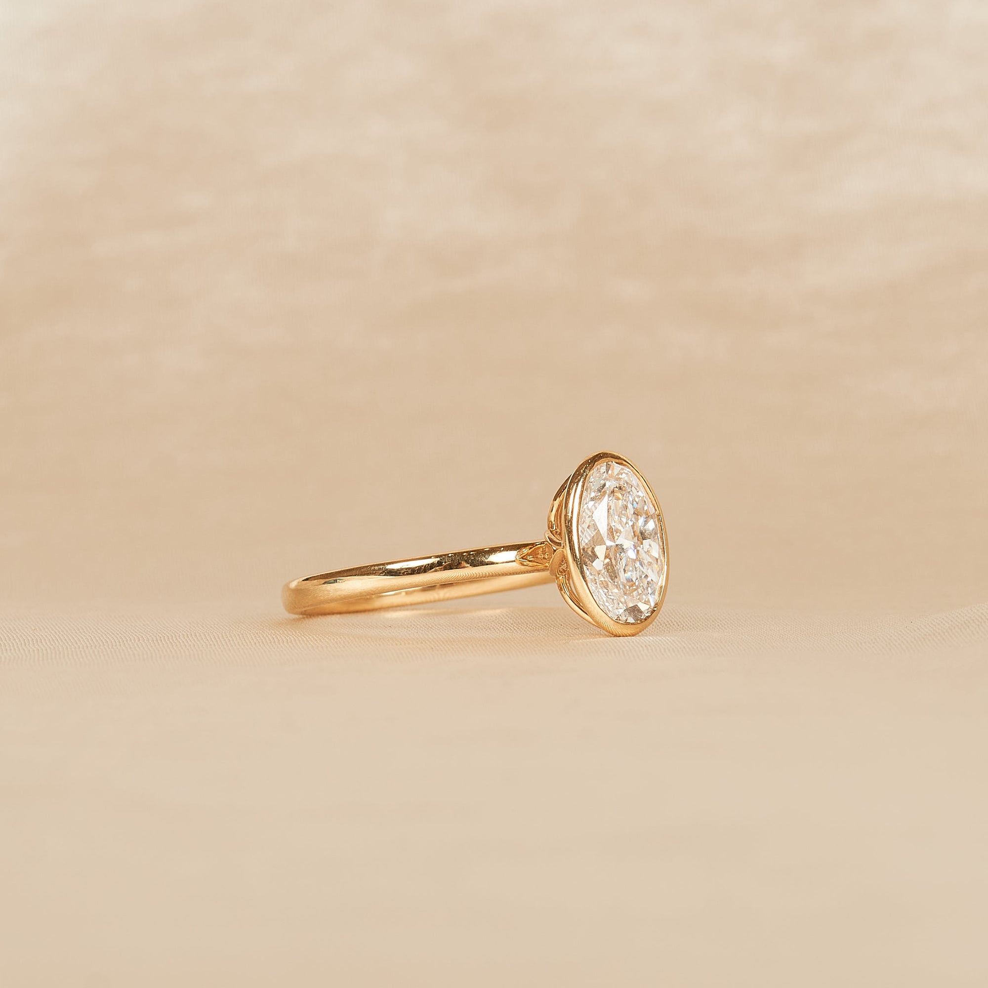 Abby - Oval Solitair Lab Grown Diamond Ring with Bezel Setting - 18K Yellow Gold - 2 ct