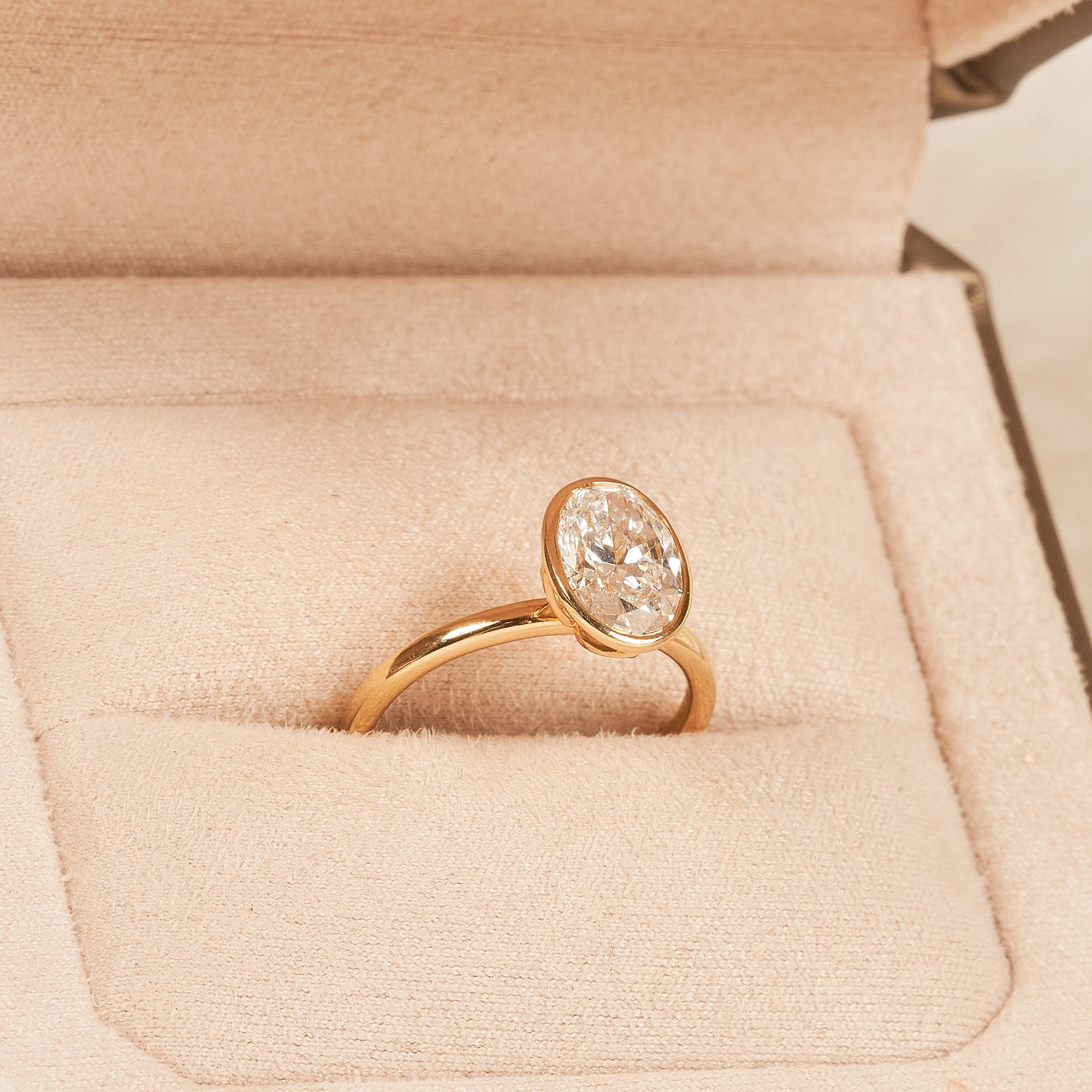 Abby - Oval Solitair Lab Grown Diamond Ring with Bezel Setting - 18K Yellow Gold - 2 ct