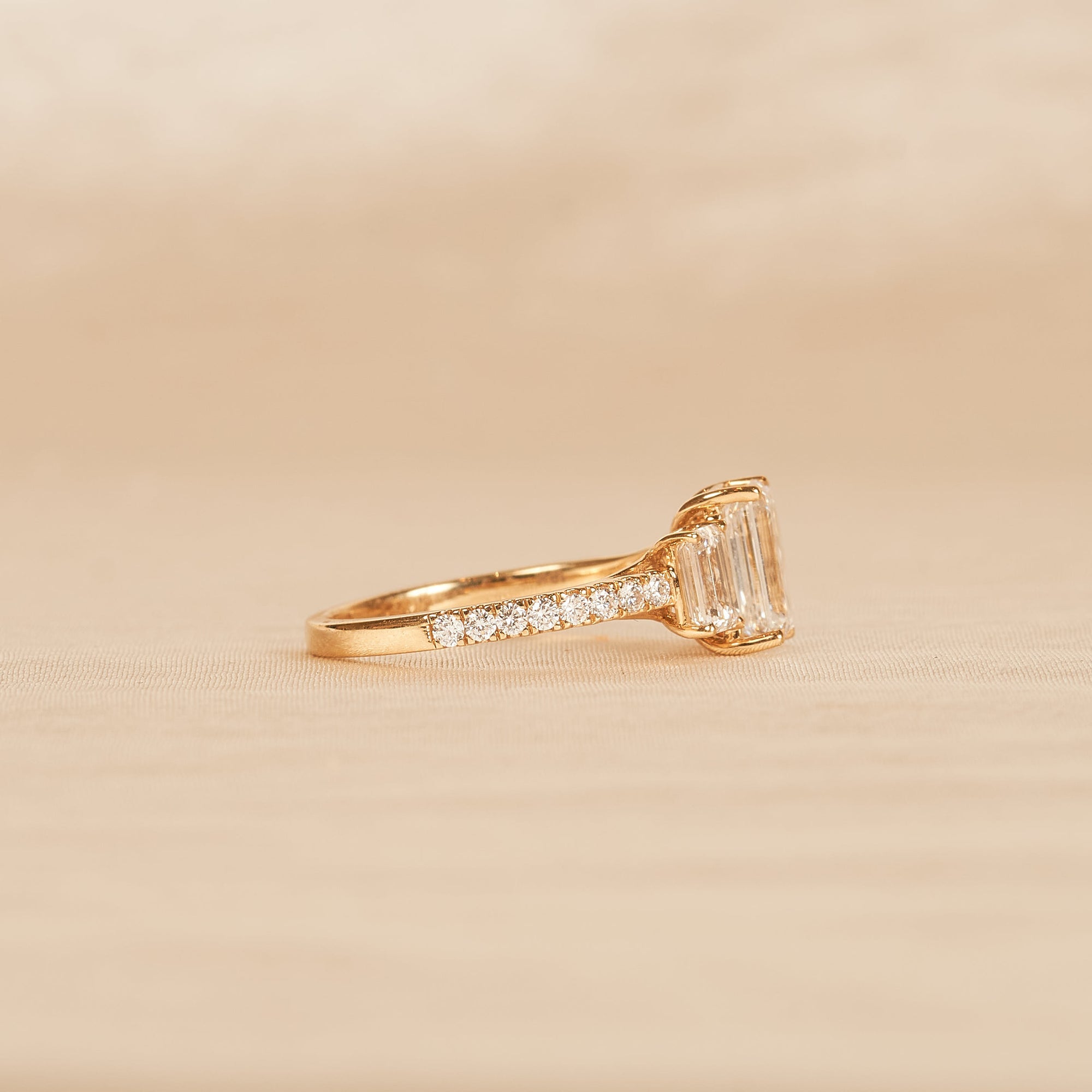 Georgia - In Stock - Emerald Trilogy Lab Grown Diamond Ring with Pave Band - 18K Yellow Gold - 2,45 ct