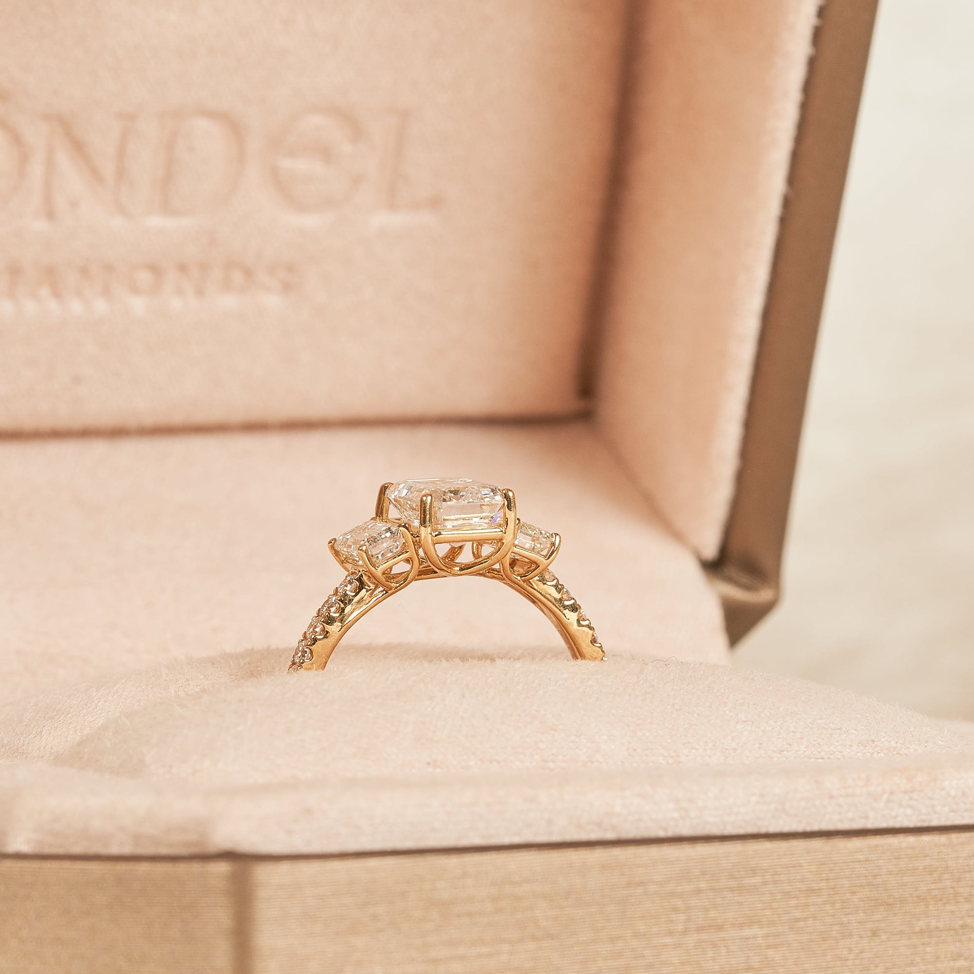 Georgia - In Stock - Emerald Trilogy Lab Grown Diamond Ring with Pave Band - 18K Yellow Gold - 2,45 ct