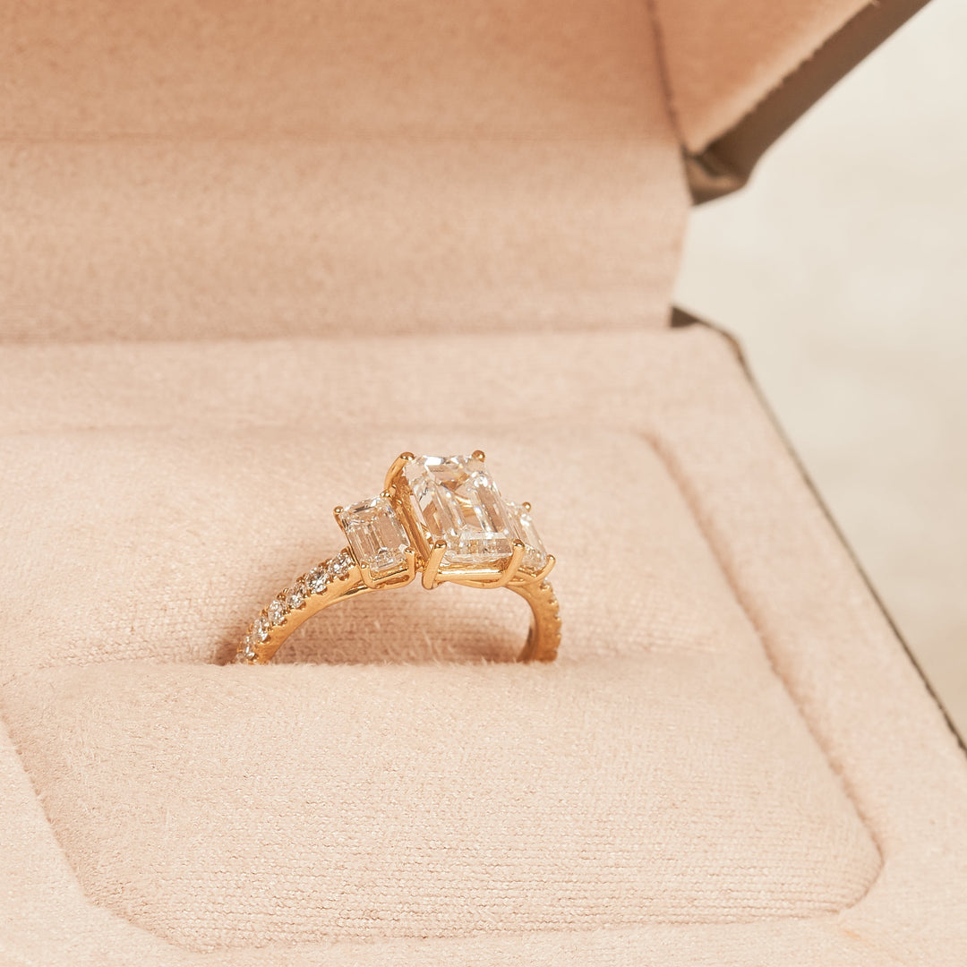 Emerald Trilogy Ring with pave band - 18K Yellow Gold - 2.45 ct