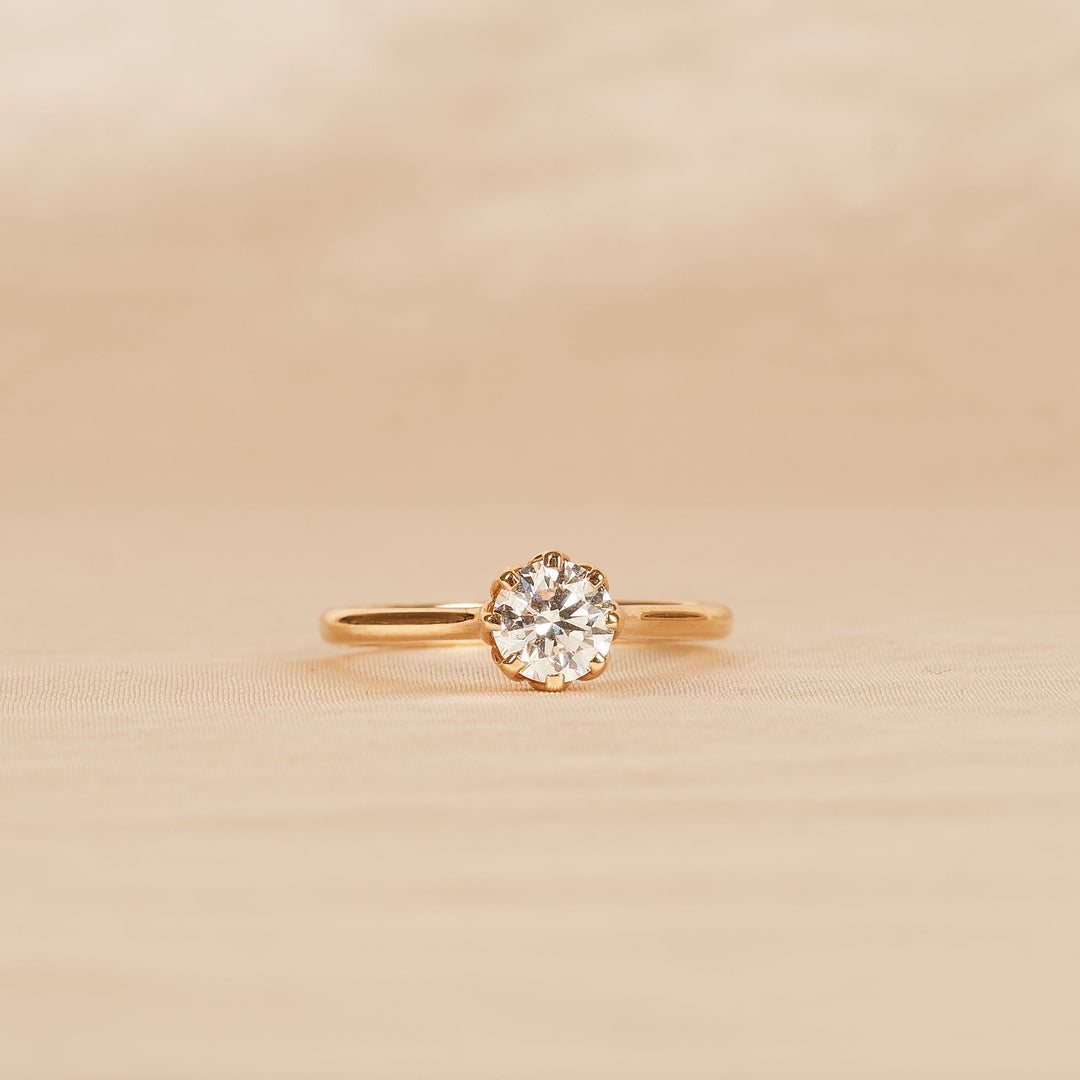 Round Brilliant Solitaire Ring with eight prong setting - 18K Yellow Gold - 0.79 ct