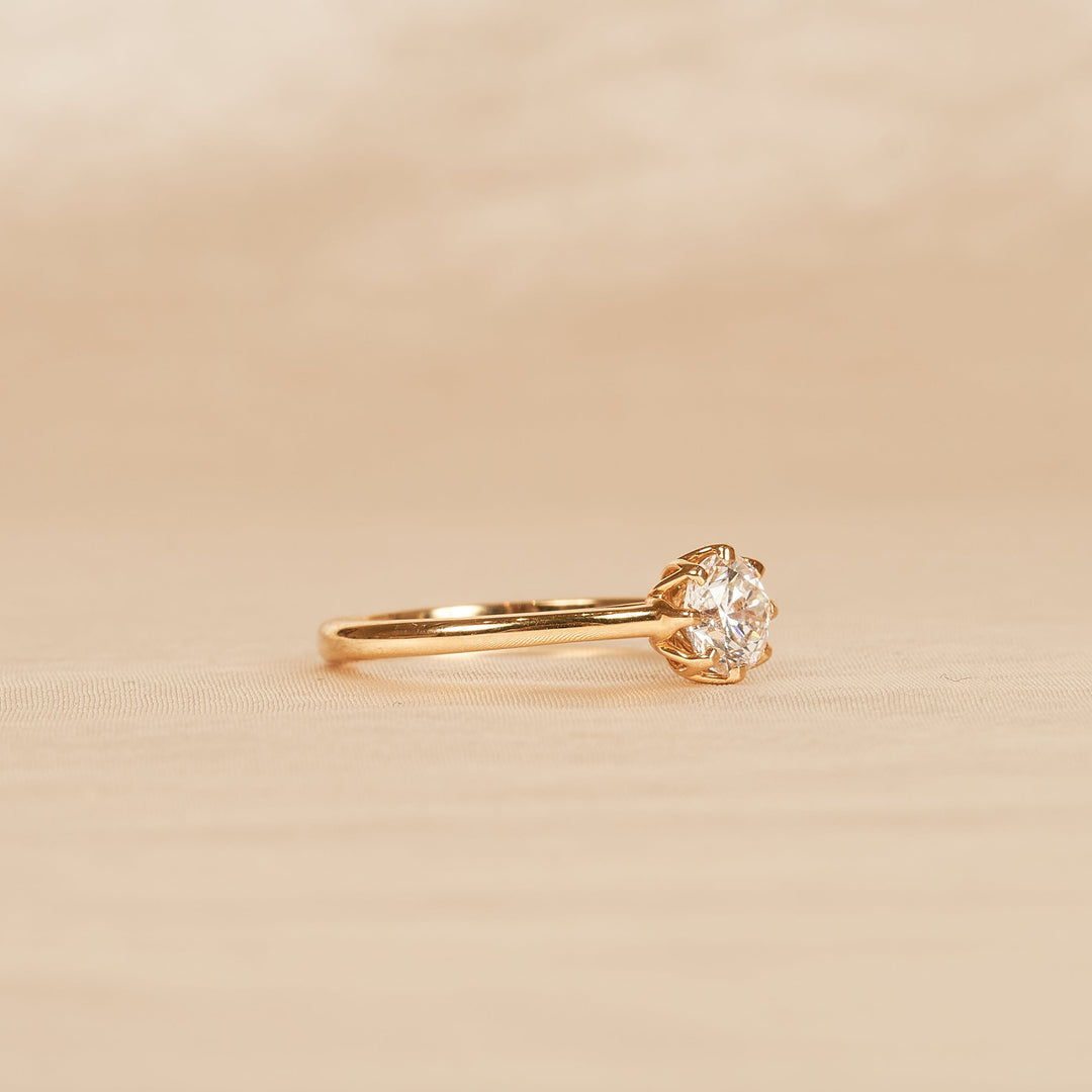 Round Brilliant Solitaire Ring with eight prong setting - 18K Yellow Gold - 0.79 ct