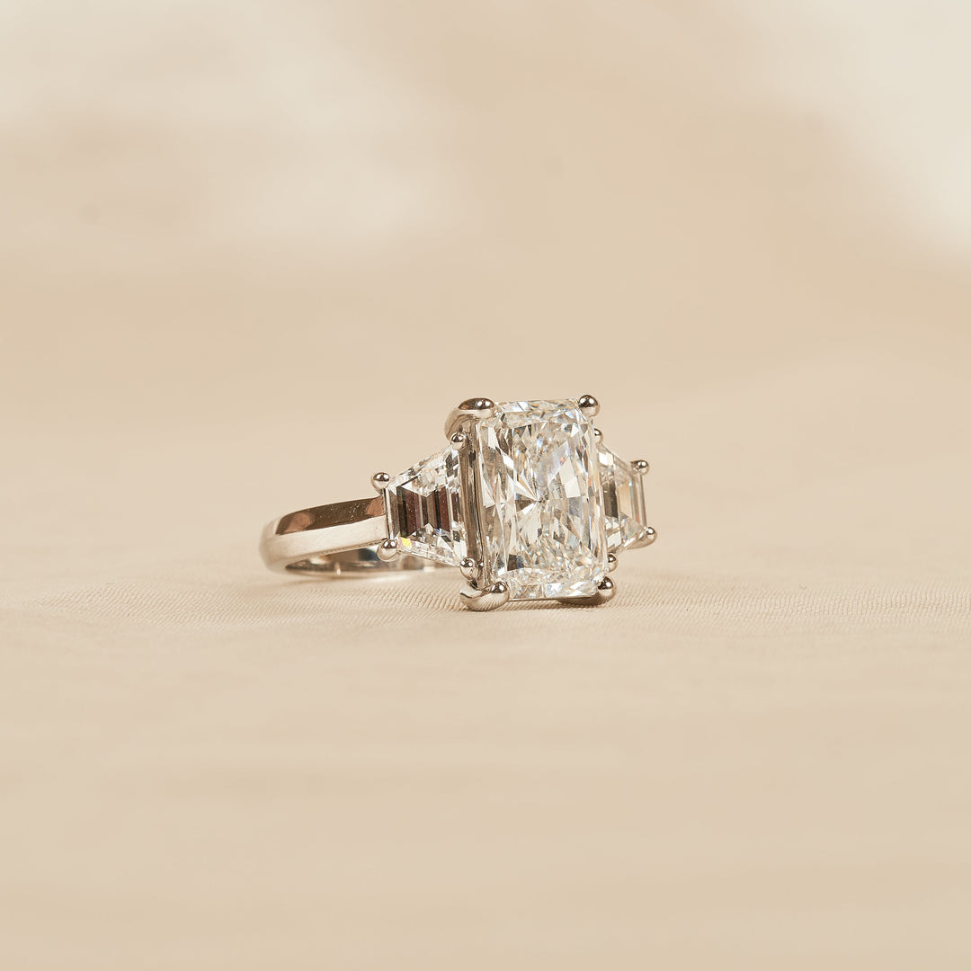Kiara - Radiant Lab Grown Diamond Trilogy Ring - Platinum - 3,87 ct