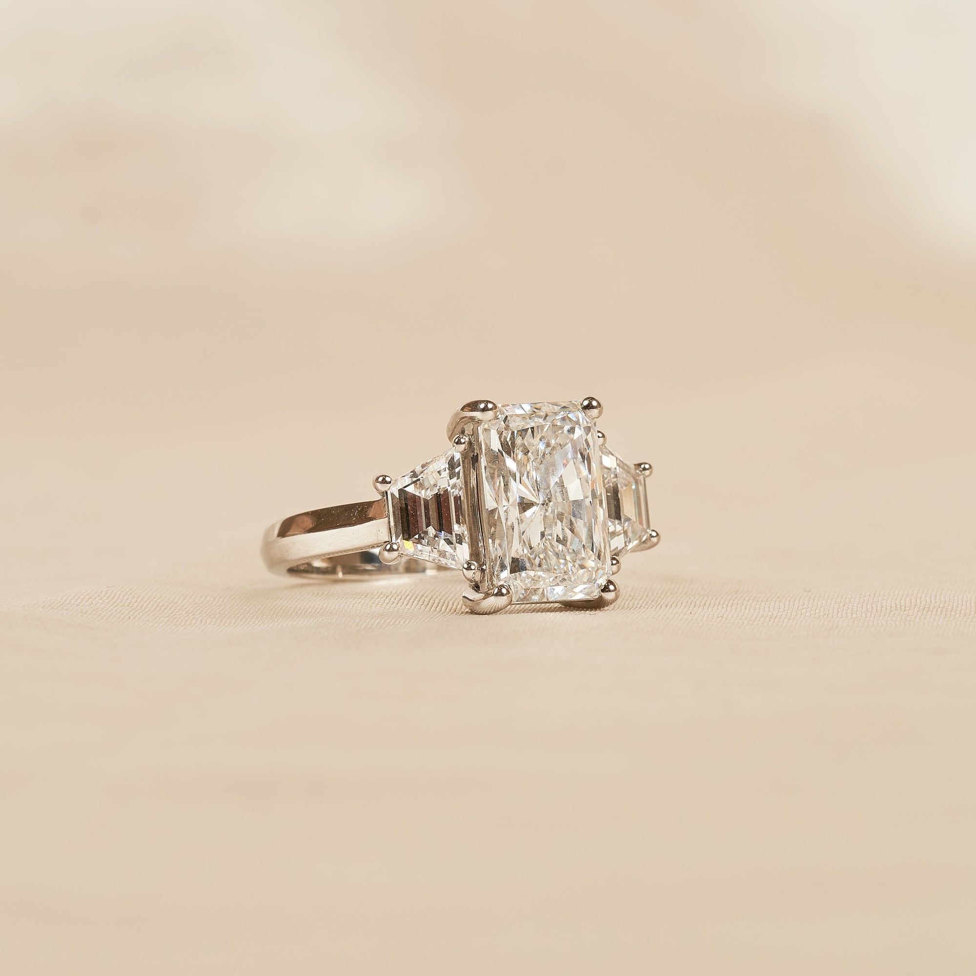 Kiara - Radiant Lab Grown Diamond Trilogy Ring - Platinum - 3,87 ct