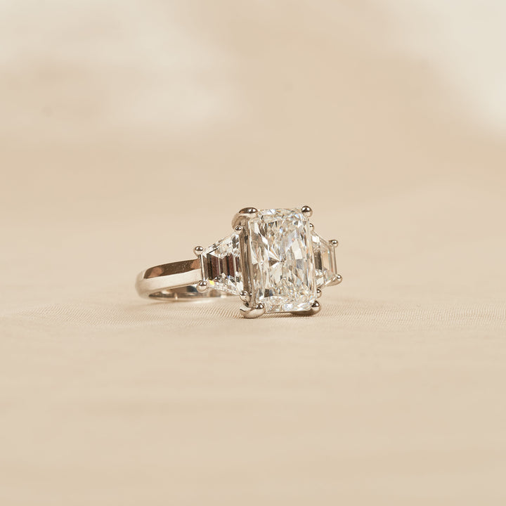 Kiara - Radiant Lab Grown Diamond Trilogy Ring - Platinum - 3,87 ct