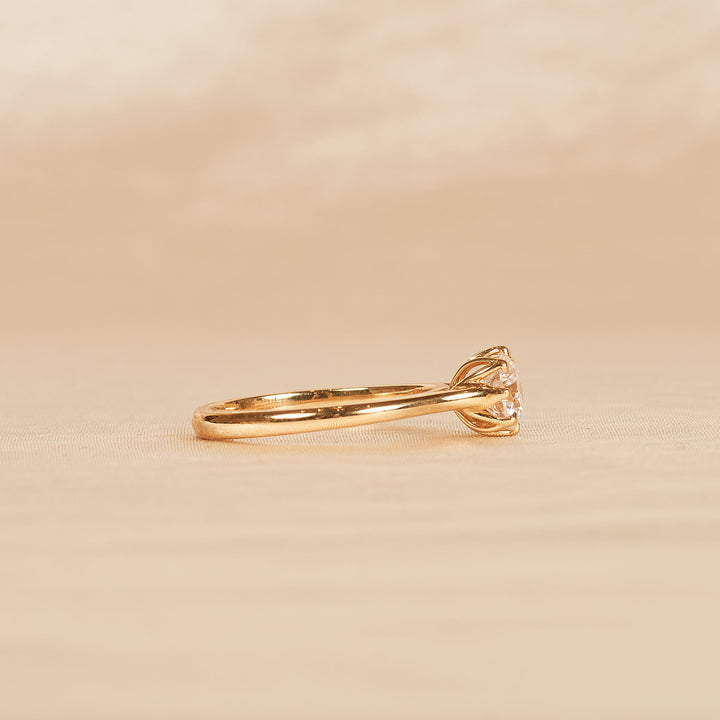 Round Brilliant Solitaire Ring with eight prong setting - 18K Yellow Gold - 0.79 ct