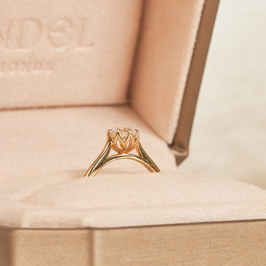 Round Brilliant Solitaire Ring with eight prong setting - 18K Yellow Gold - 0.79 ct