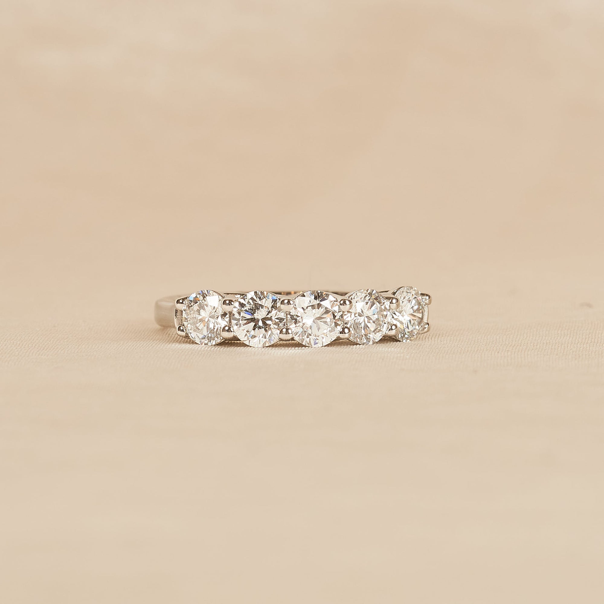 Jaimy - Round Brilliant Five Lab Grown Diamonds Row Ring - Platina - 1,47 ct