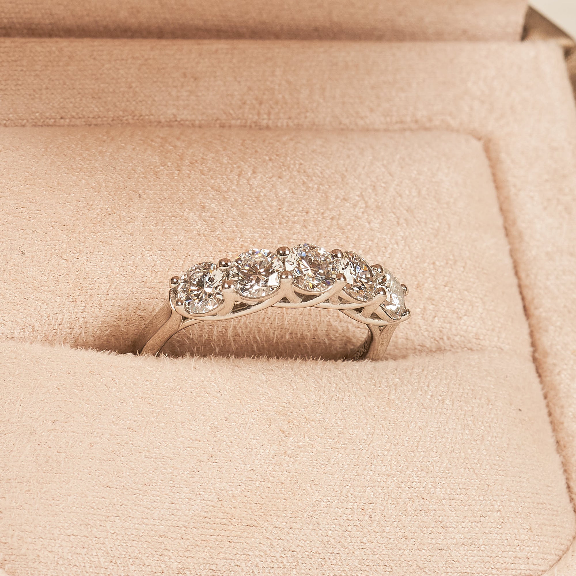 Jaimy - Round Brilliant Five Lab Grown Diamonds Row Ring - Platina - 1,47 ct