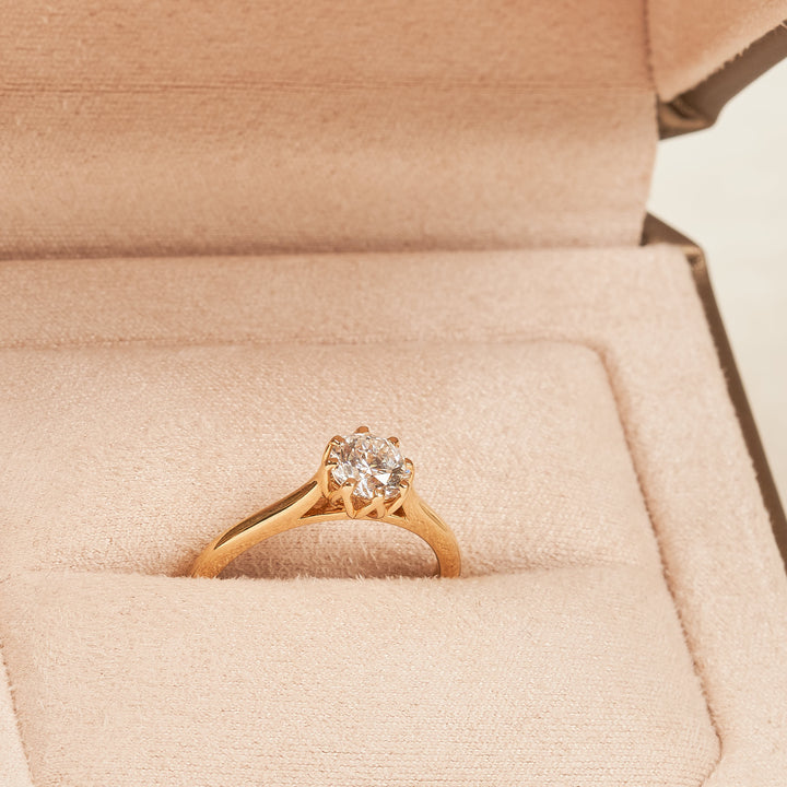 Round Brilliant Solitaire Ring with eight prong setting - 18K Yellow Gold - 0.79 ct