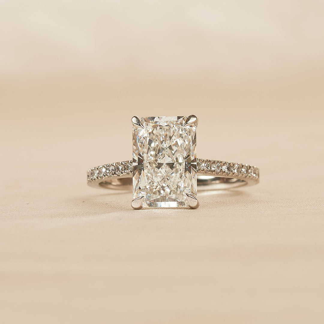 Maeve - In Stock - Solitaire Radiant Lab Grown Diamond Ring with Cathedral Setting and Pave Band - Platinum - 3,56 ct
