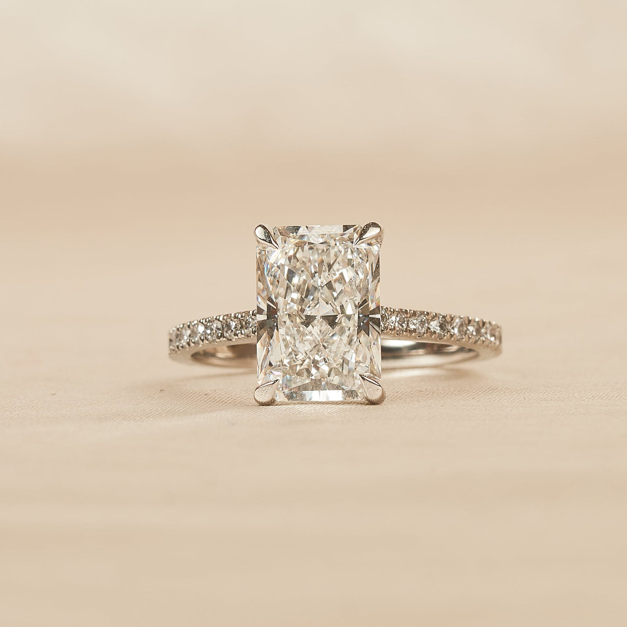 Maeve - In Stock - Solitaire Radiant Lab Grown Diamond Ring with Cathedral Setting and Pave Band - Platinum - 3,56 ct
