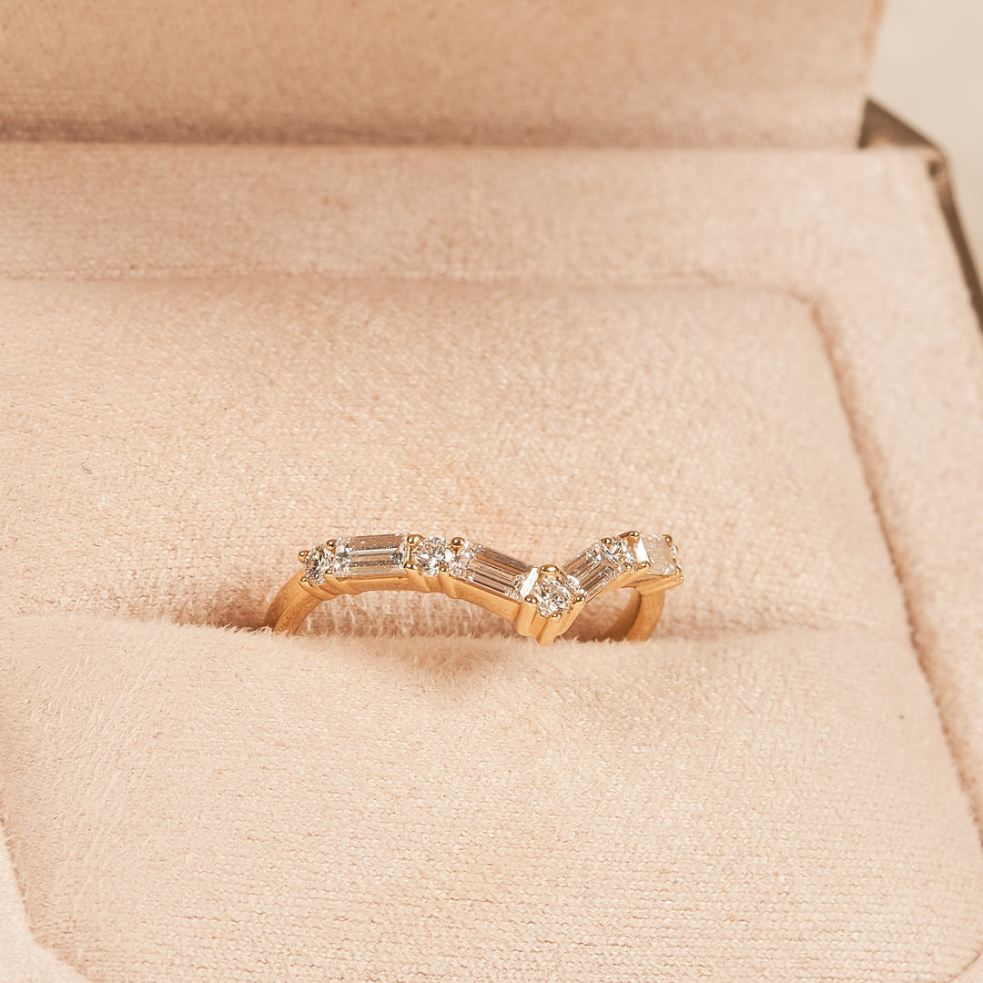 Ophelia - In Stock - V-shaped Row Ring with Baguette and Round Brilliant Cut Lab Grown Diamonds - 18k Gold - 0,60 ct