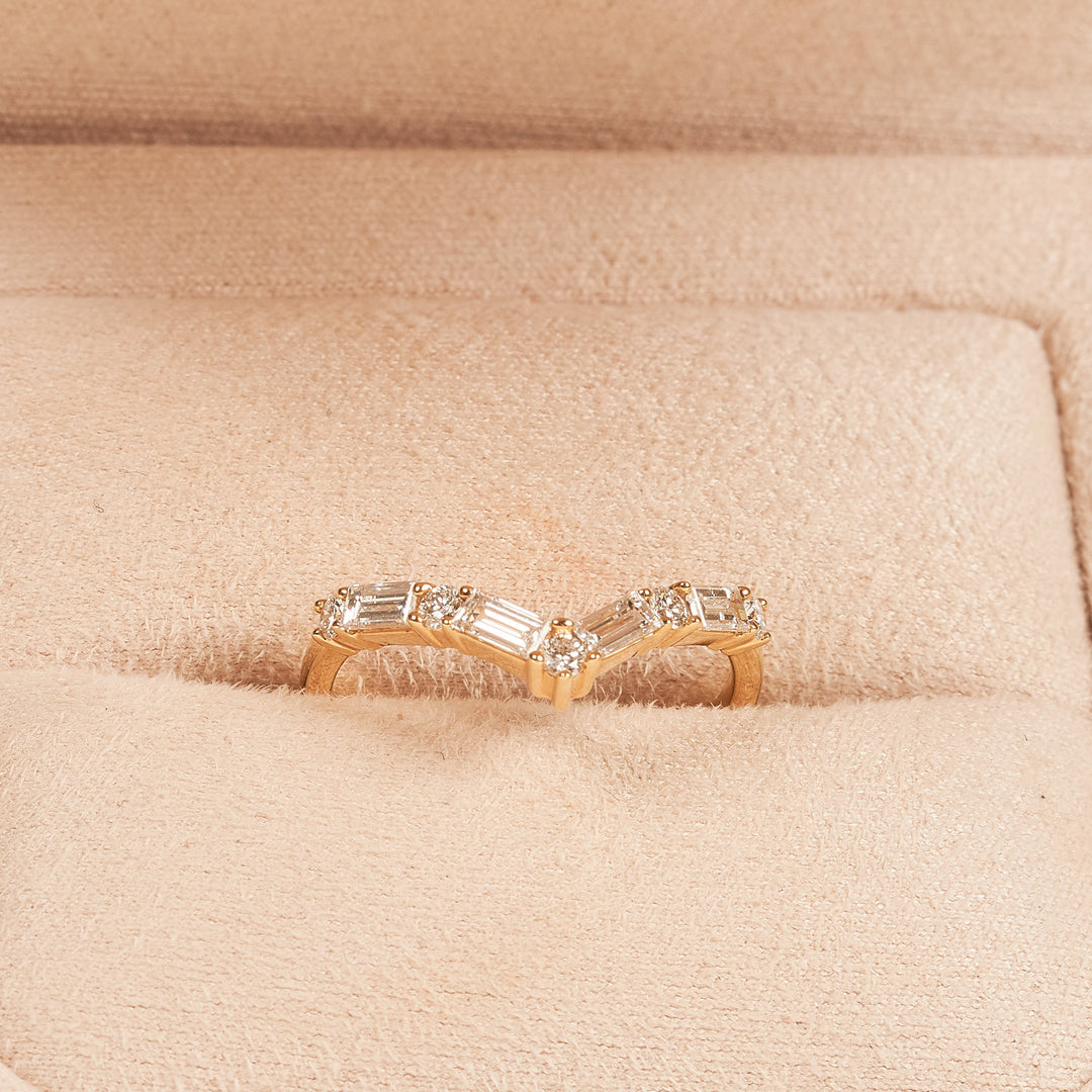 Ophelia - In Stock - V-shaped Row Ring with Baguette and Round Brilliant Cut Lab Grown Diamonds - 18k Gold - 0,60 ct