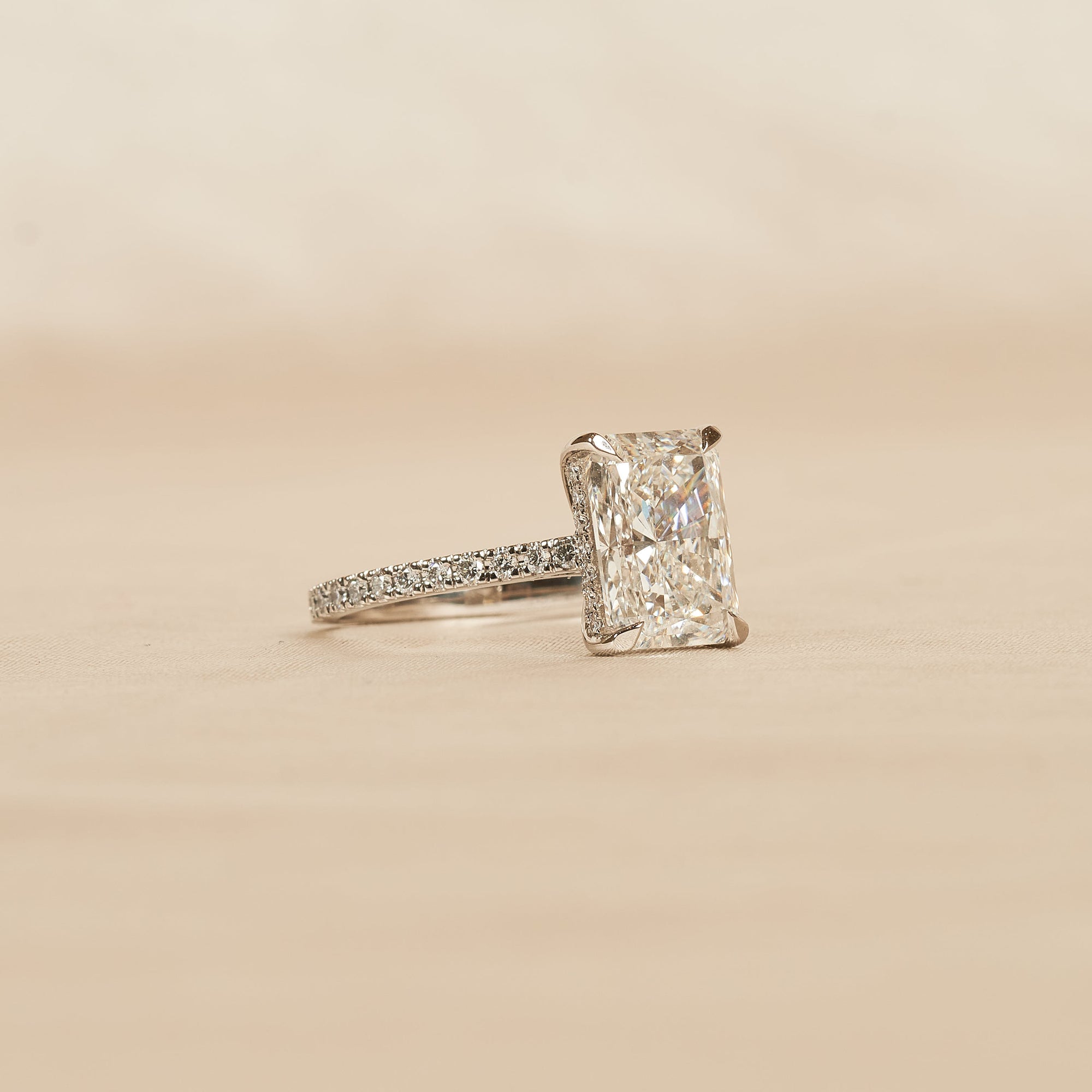 Maeve - In Stock - Solitaire Radiant Lab Grown Diamond Ring with Cathedral Setting and Pave Band - Platinum - 3,56 ct