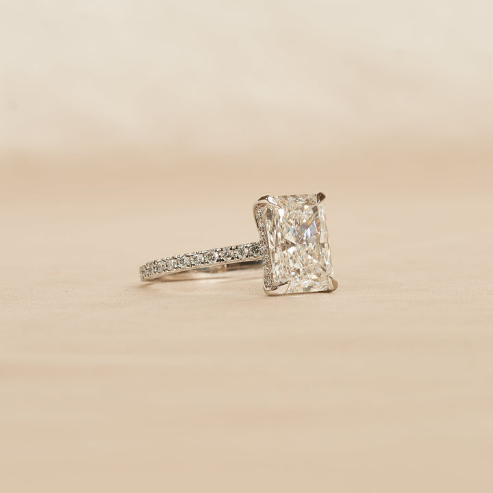 Maeve - In Stock - Solitaire Radiant Lab Grown Diamond Ring with Cathedral Setting and Pave Band - Platinum - 3,56 ct