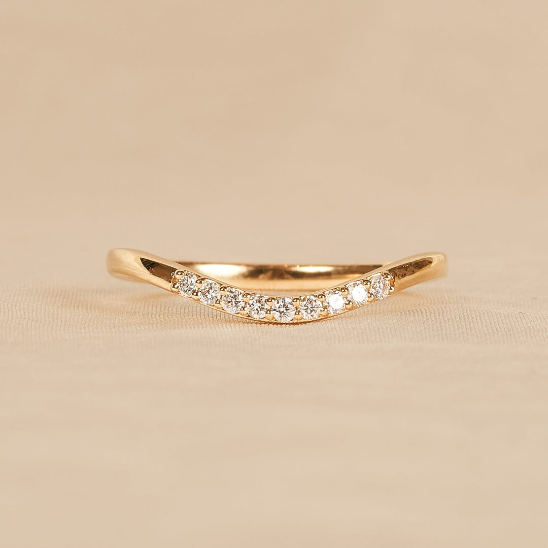 Evelyn - In Stock - Curved Stacking Ring Center Pave with Lab Grown Diamonds  - 18K Yellow Gold - 0,10 ct