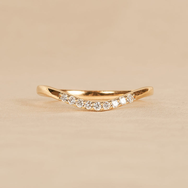 Evelyn - In Stock - Curved Stacking Ring Center Pave with Lab Grown Diamonds  - 18K Yellow Gold - 0,10 ct
