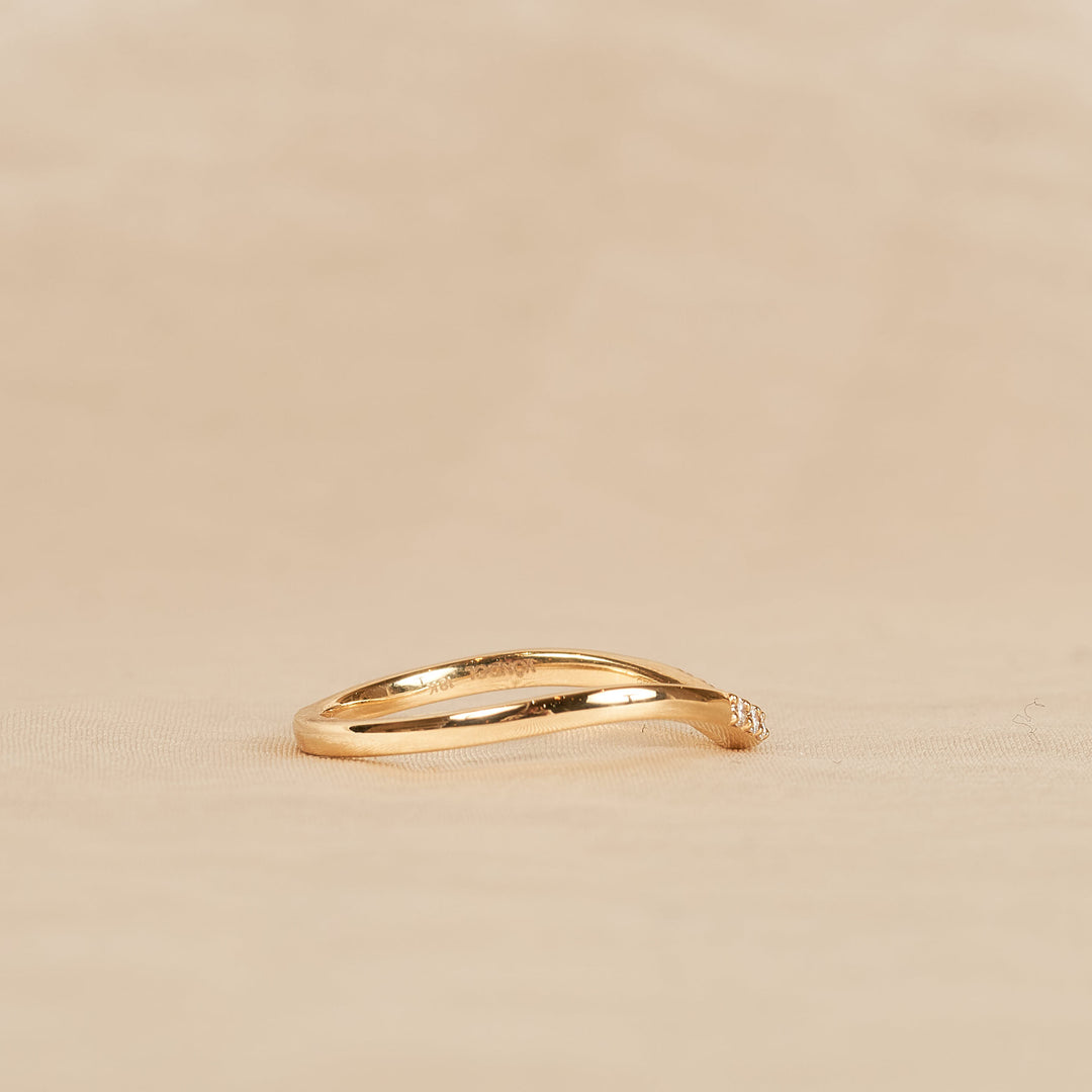 Evelyn - In Stock - Curved Stacking Ring Center Pave with Lab Grown Diamonds  - 18K Yellow Gold - 0,10 ct