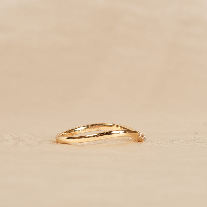 Evelyn - In Stock - Curved Stacking Ring Center Pave with Lab Grown Diamonds  - 18K Yellow Gold - 0,10 ct