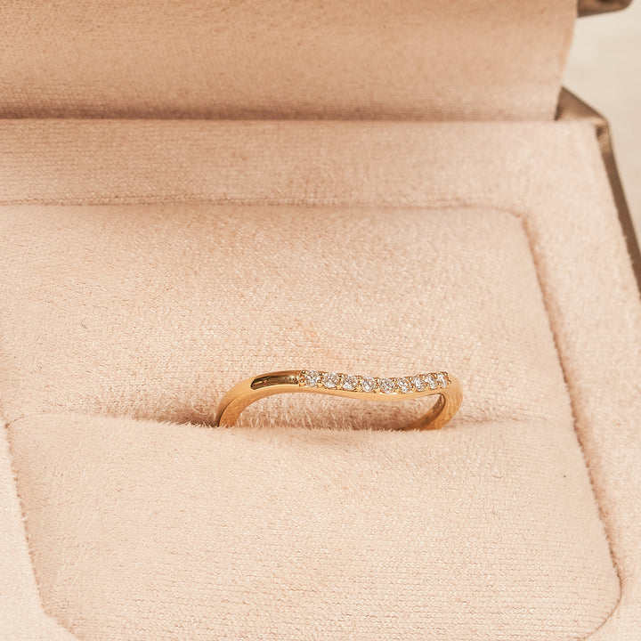 Evelyn - In Stock - Curved Stacking Ring Center Pave with Lab Grown Diamonds  - 18K Yellow Gold - 0,10 ct