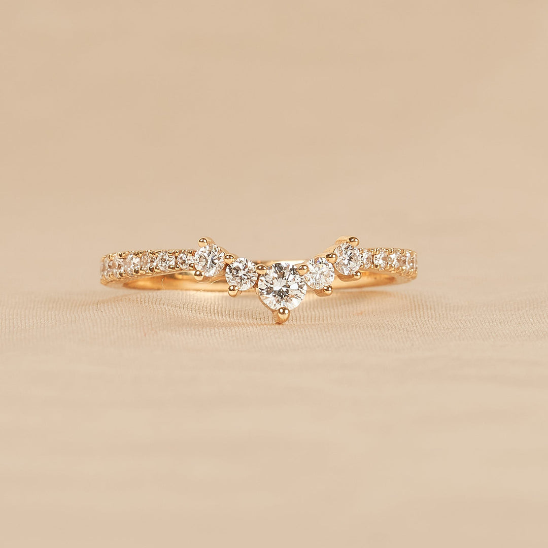 Hannah - In Stock - Curved Row Ring with Round Brilliant Lab Grown Diamonds - 18K Yellow Gold - 0,44 ct