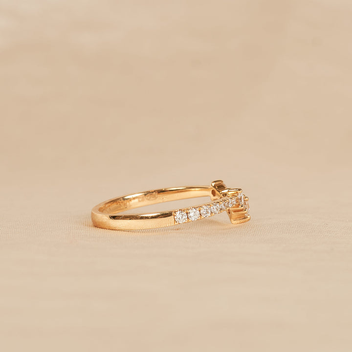 Hannah - In Stock - Curved Row Ring with Round Brilliant Lab Grown Diamonds - 18K Yellow Gold - 0,44 ct