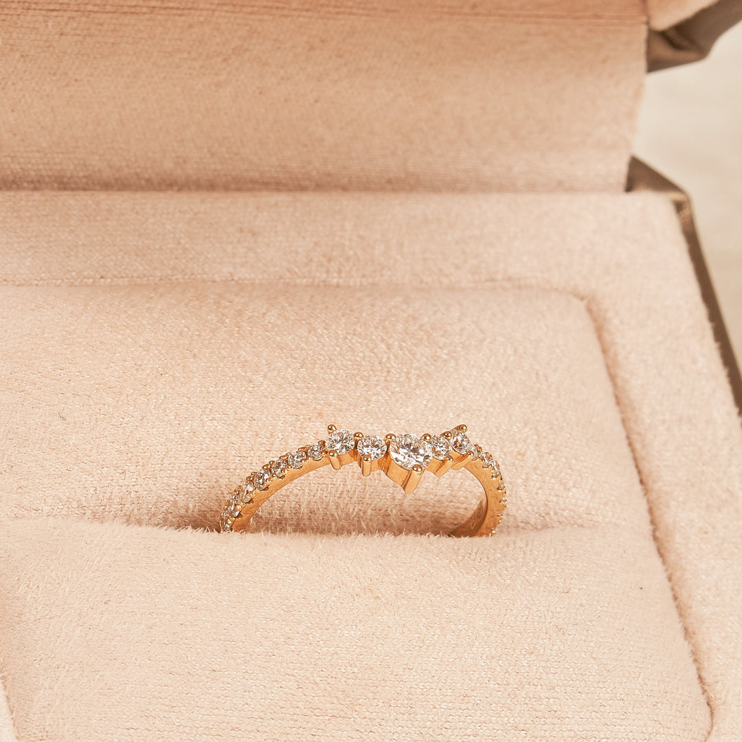 Hannah - In Stock - Curved Row Ring with Round Brilliant Lab Grown Diamonds - 18K Yellow Gold - 0,44 ct
