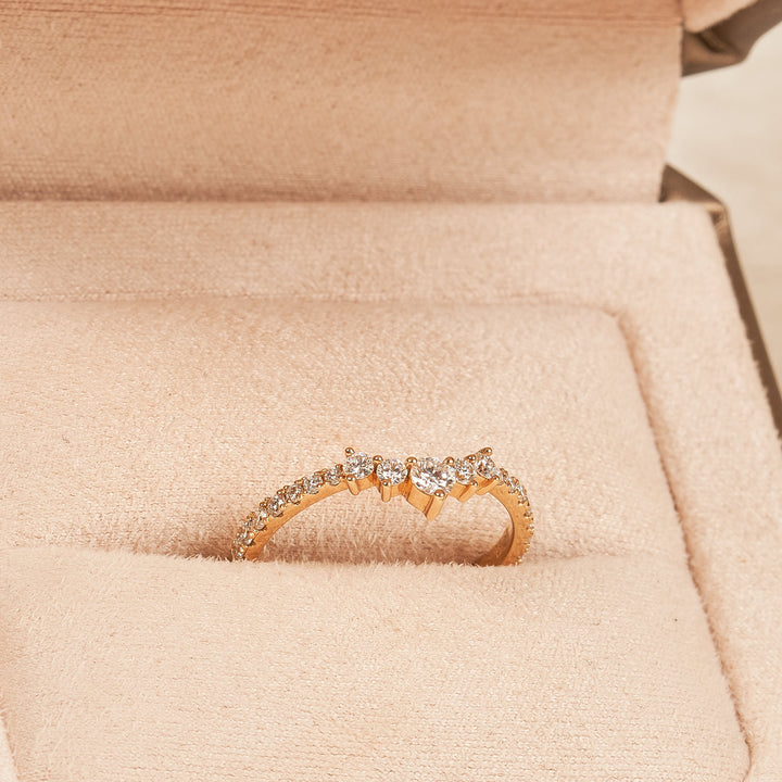 Hannah - In Stock - Curved Row Ring with Round Brilliant Lab Grown Diamonds - 18K Yellow Gold - 0,44 ct