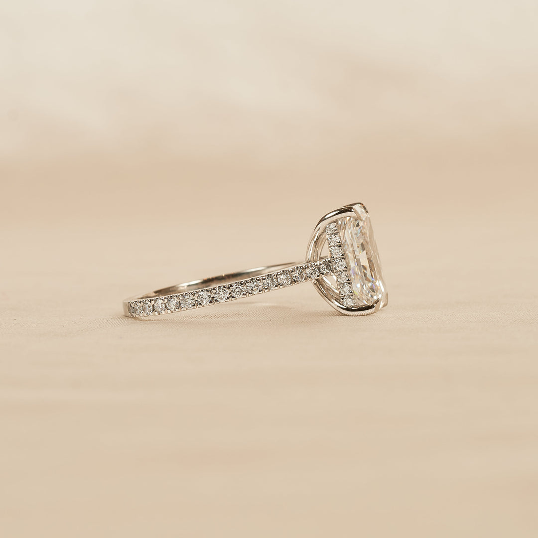 Maeve - In Stock - Solitaire Radiant Lab Grown Diamond Ring with Cathedral Setting and Pave Band - Platinum - 3,56 ct